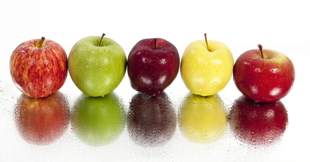 Cinq différents types de pommes populaires : macintosh, granny smith, red delicious, golden delicious, gala.