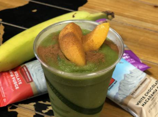 Un smoothie vert avec des tranches de pomme