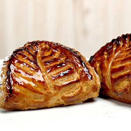 Un motif fleuri sur un chausson aux pommes caramélisées.