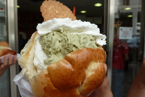 Closeup of Brioche sandwich with gelato in the middle. Gros plan sur le sandwich brioché avec gelato au milieu