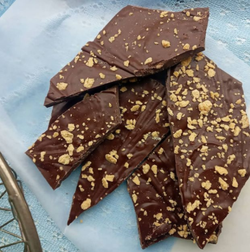 Dark Chocolate with Maple Flakes