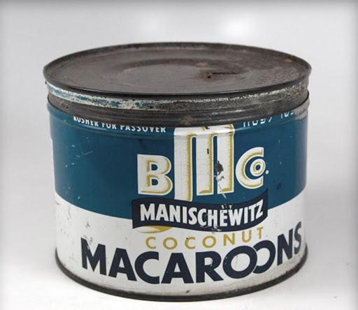 Vintage can of BMCO coconut macaroons. Boîte vintage de macarons à la noix de coco BMCO