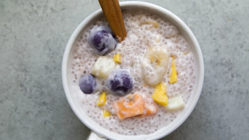 Ginataang bilo-bilo with chunks of fruits in a mug. Ginataang bilo bilo avec des morceaux de fruits dans une tasse.