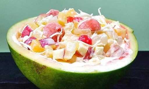 Buko salad served in a large fruit. Salade buko servie dans un gros fruit