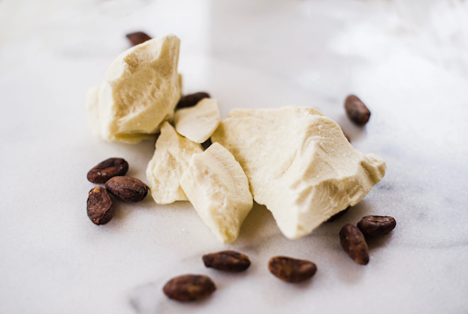 Chunks of cocoa butter amongst cocoa beans. Morceaux de beurre de cacao parmi les fèves de cacao.
