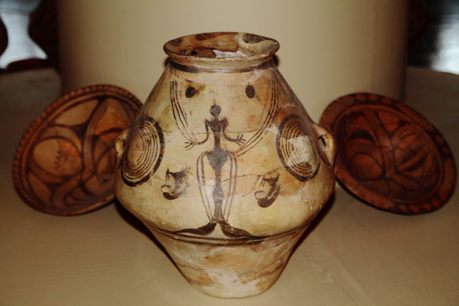 Trypillia pottery that's been repaired and has a female presenting figure. Trypillia poterie qui a été réparé et a une figure féminine présentatrice