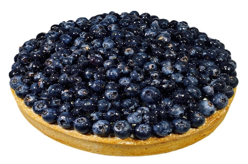 Une tarte aux myrtilles fraîche avec une montagne de myrtilles scintillantes sur le dessus.