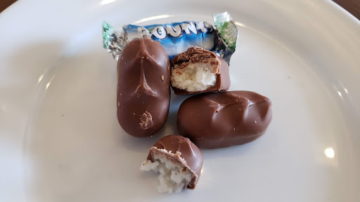 Fresh and yummy flakes of coconut in the two pieces of Bounty.