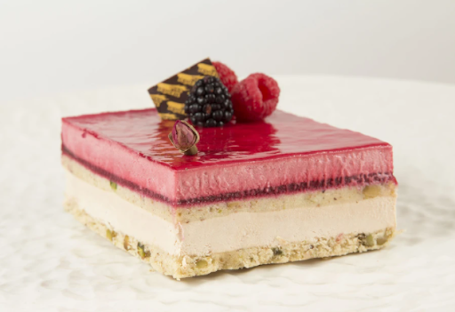 Mousse à l'hibiscus avec 4 couches de délicieuses mousses beiges et roses