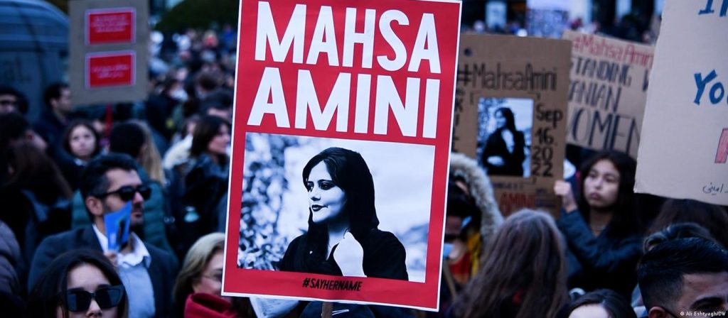 Photo prise par Ali Eshtyagh de manifestants brandissant des pancartes de Mahsa Amini