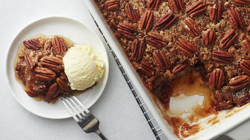 Pecan cobbler with ice cream