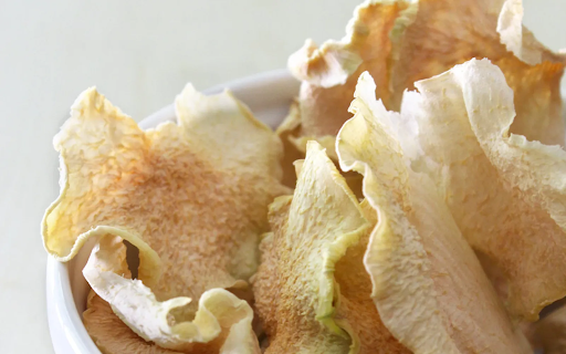 Dehydrated kohlrabi chips (One Green Planet)