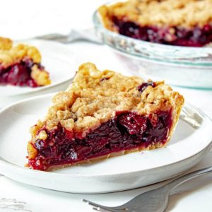 Cherry crumble pie with fresh cherries and a scoop of ice cream (Chenée Today)
